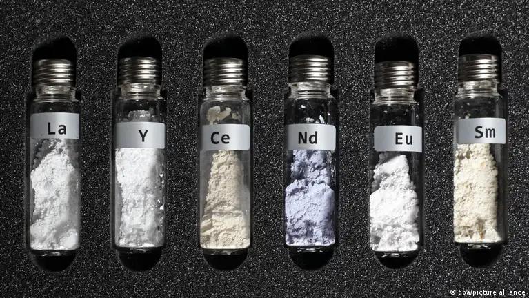 Amostras de terras raras. Esses minerais desempenham papel insubstituível em tecnologias