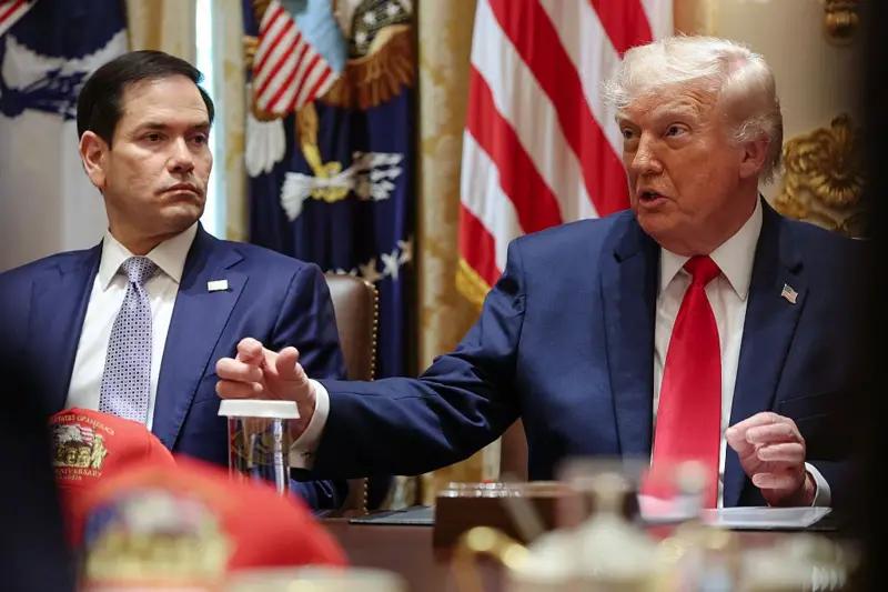 Reunião entre autoridades dos Estados Unidos durante discussão política ou diplomática
