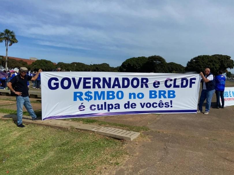 Servidores protestam contra o empréstimo bilionário para o BRB