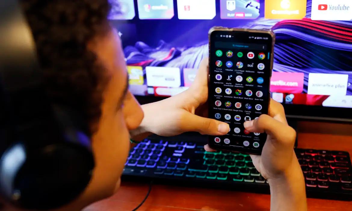 Jovem segurando smarphone