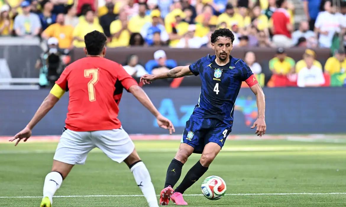 Marquinhos jogando futebol