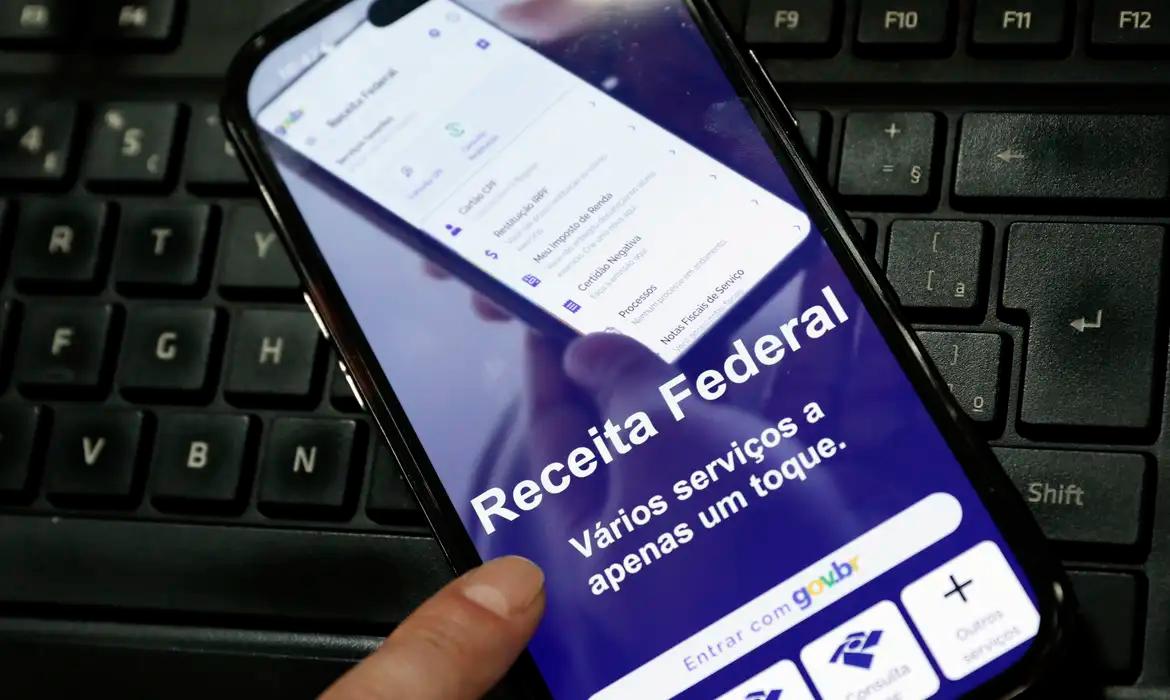 Smarphone mostrando o app da receita federal