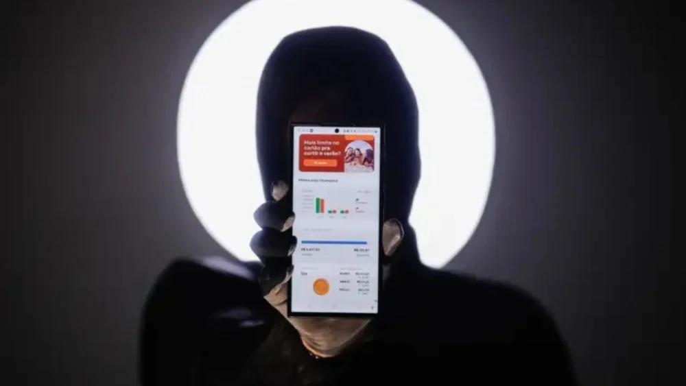 Pessoa misteriosa segurando smarphone