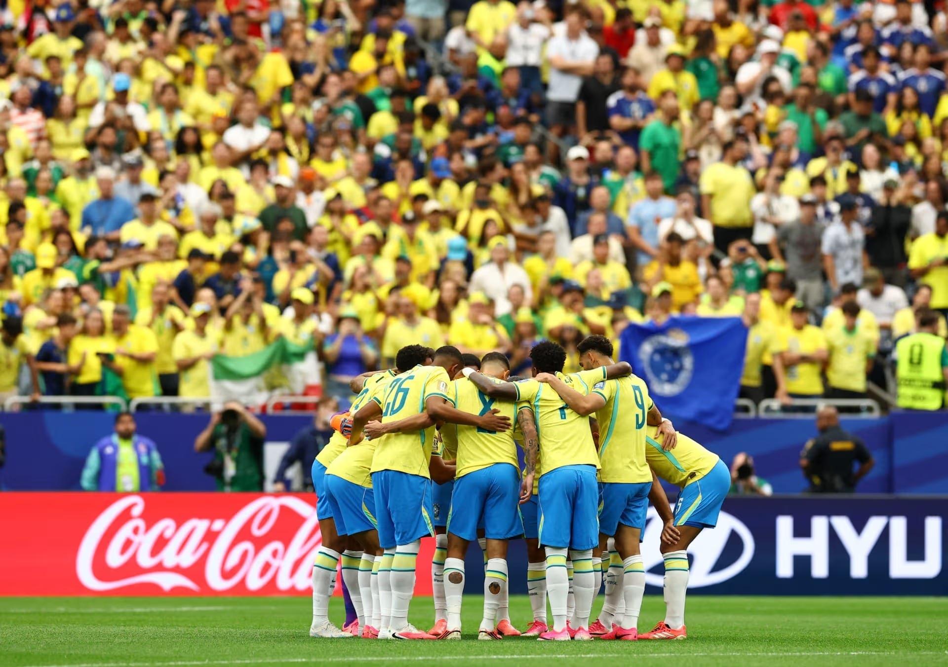 Jogadores da seleção reunidos em roda de conversa