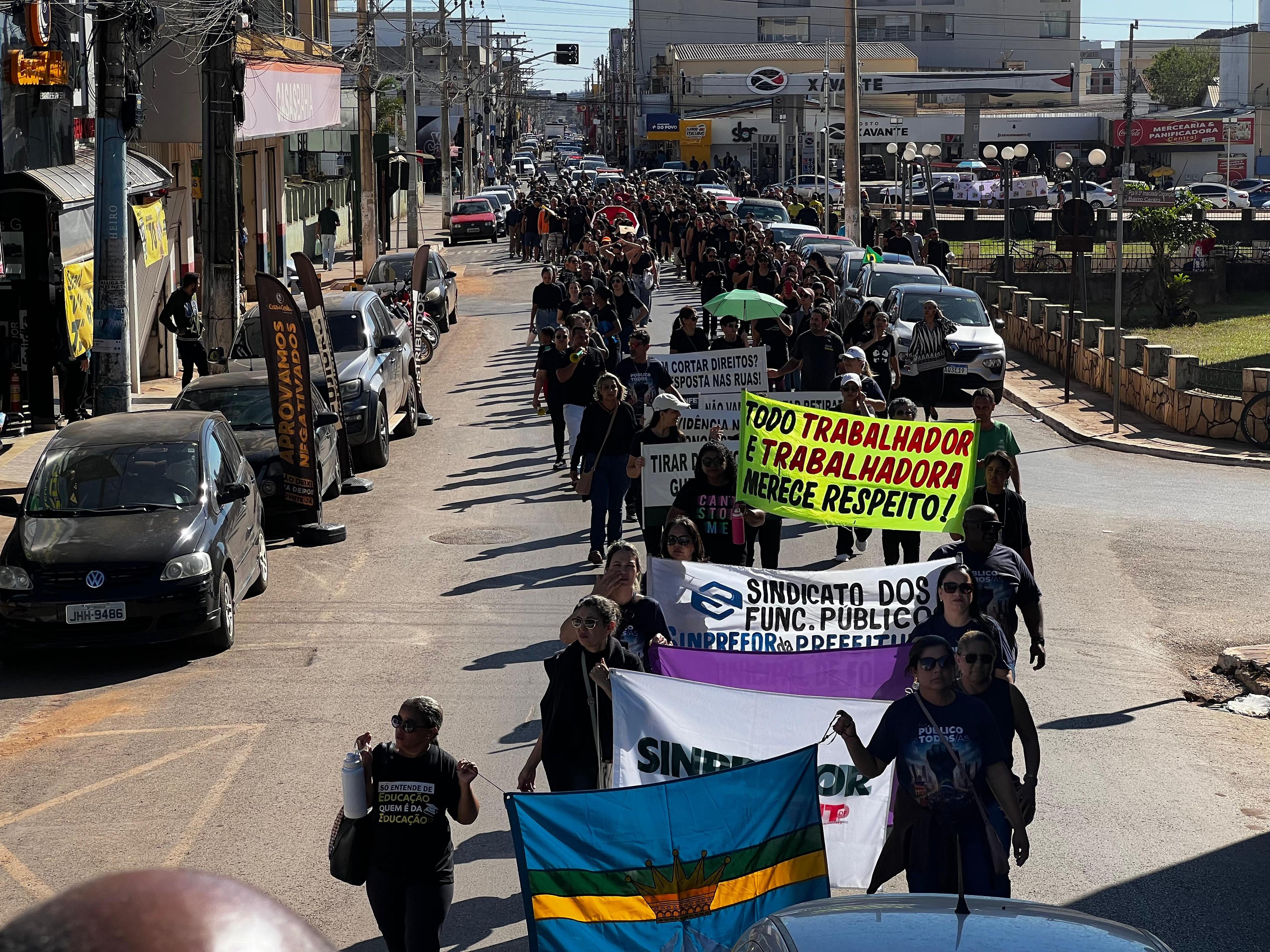 Manifestação em Formosa-GO reivindicando os direitos dos servidores públicos municipais.