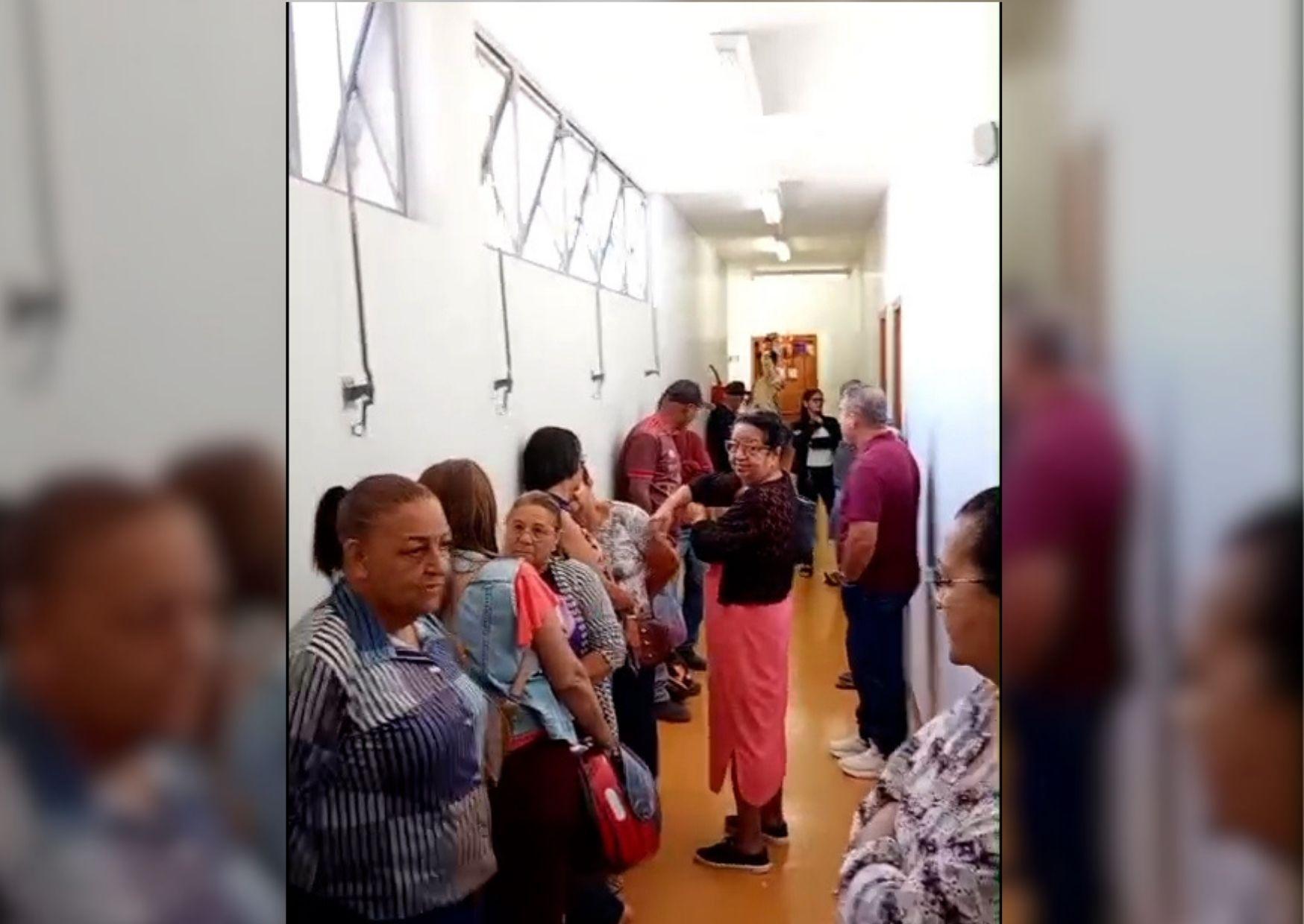 Manifestação reuniu servidores, aposentados e pensionistas que cobram o pagamento dos salários atrasados de junho.
