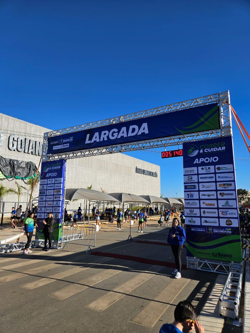 Pórtico de largada da 2ª Corrida do Meio Ambiente, com participantes reunidos para o início da prova.